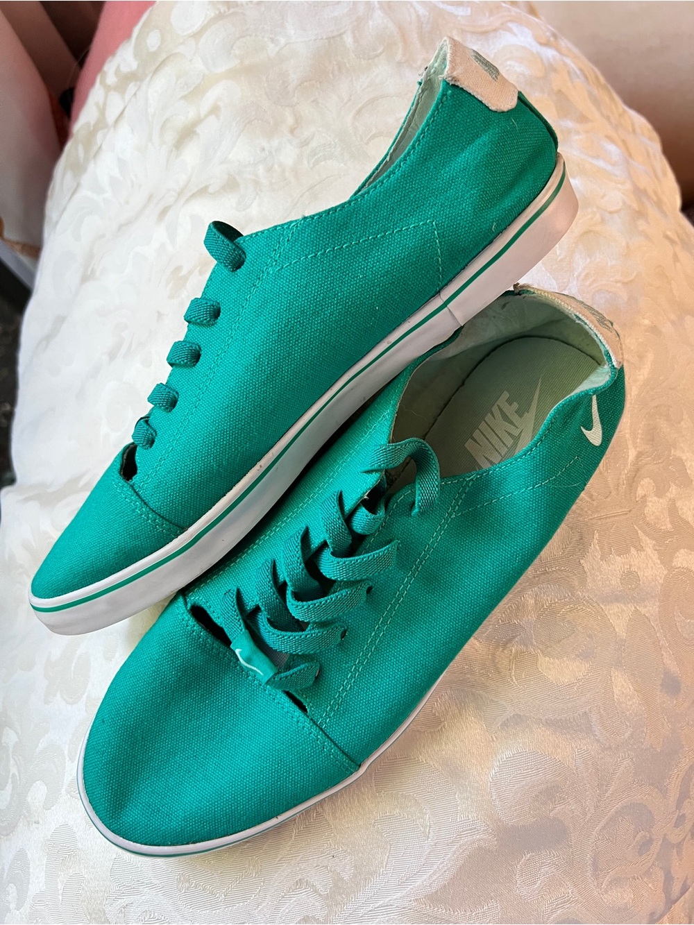Nike Women’s Starlet Canvas Low-Top Sneakers in Teal Size 8.5